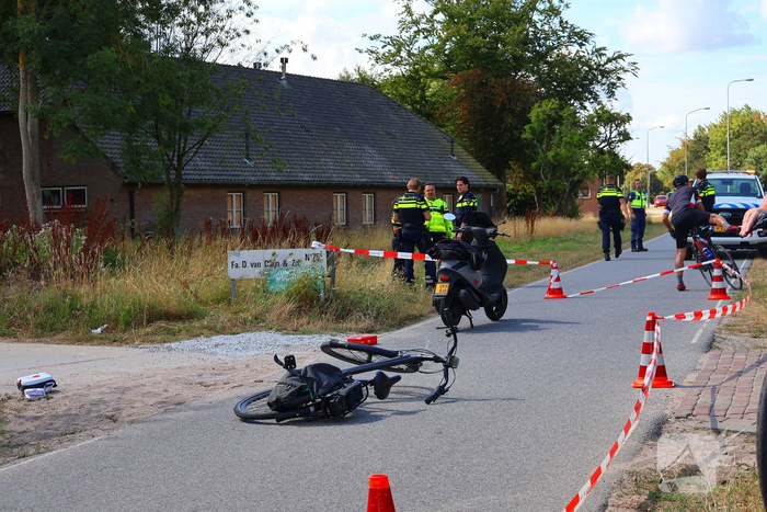 Afslaande fietser gewond bij botsing met scooterrijder