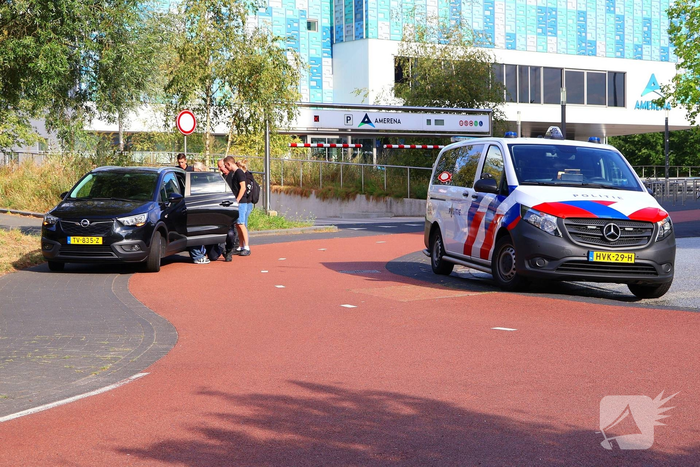 Automobilist rijdt door na aanrijding met fietster