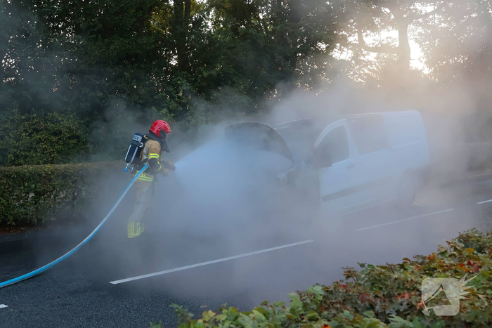 Glazenwassersbusje gaat in vlammen op