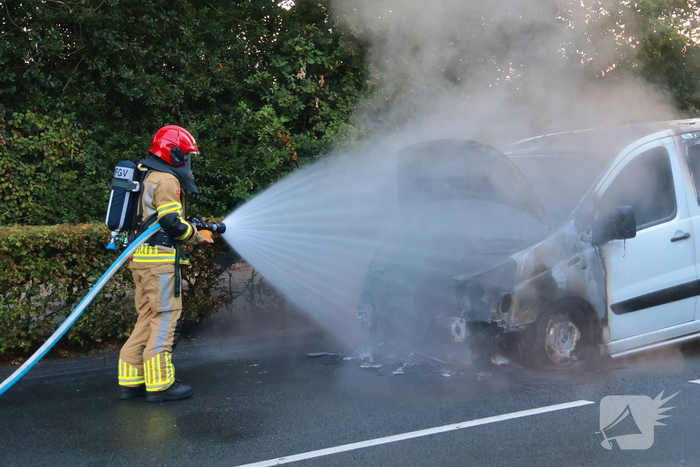 Glazenwassersbusje gaat in vlammen op