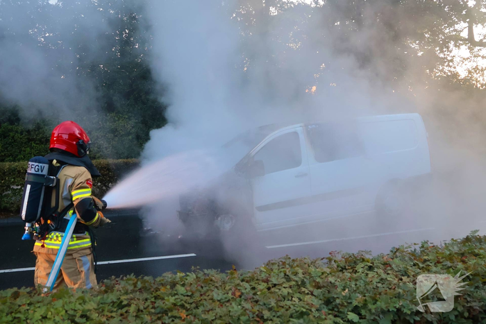 Glazenwassersbusje gaat in vlammen op