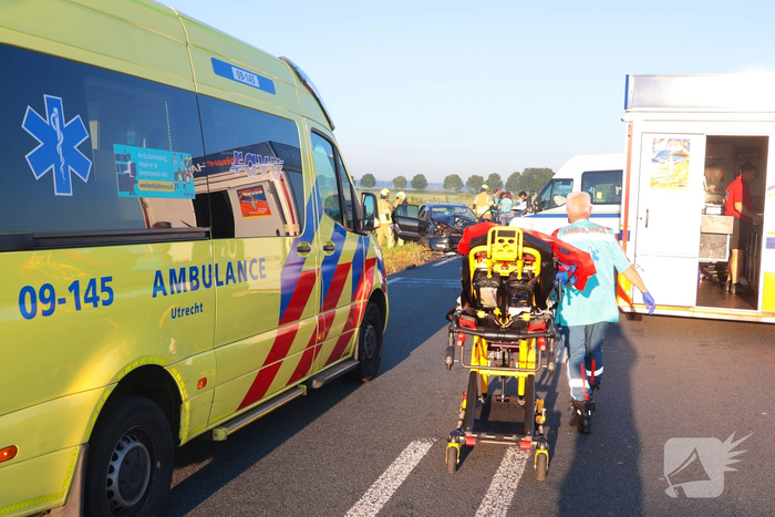Frontale botsing leidt tot meerdere gewonden