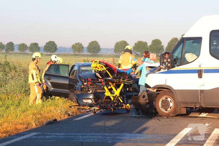 Frontale botsing leidt tot meerdere gewonden