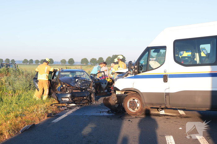 Frontale botsing leidt tot meerdere gewonden