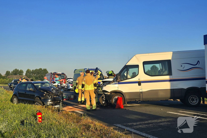 Frontale botsing leidt tot meerdere gewonden