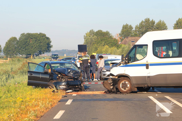 Frontale botsing leidt tot meerdere gewonden