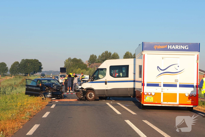 Frontale botsing leidt tot meerdere gewonden