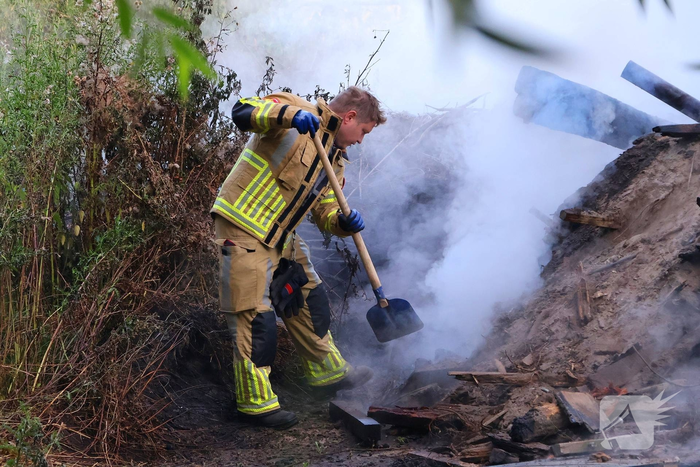 Vlammen slaan hoog op bij brand in afvalberg