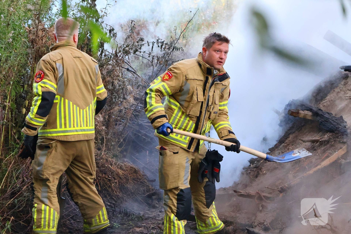 Vlammen slaan hoog op bij brand in afvalberg