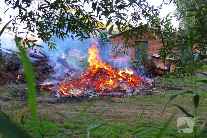 Vlammen slaan hoog op bij brand in afvalberg