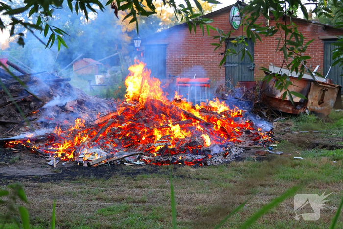 Vlammen slaan hoog op bij brand in afvalberg