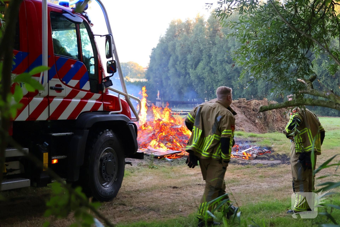 Vlammen slaan hoog op bij brand in afvalberg