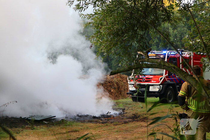 Vlammen slaan hoog op bij brand in afvalberg