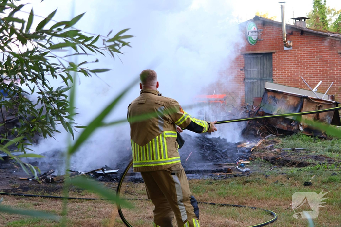 Vlammen slaan hoog op bij brand in afvalberg