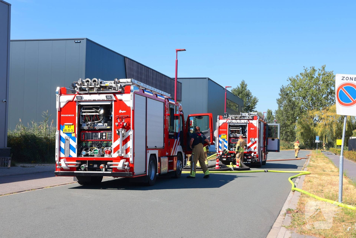 Groot stuk gras in brand naast transportbedrijf