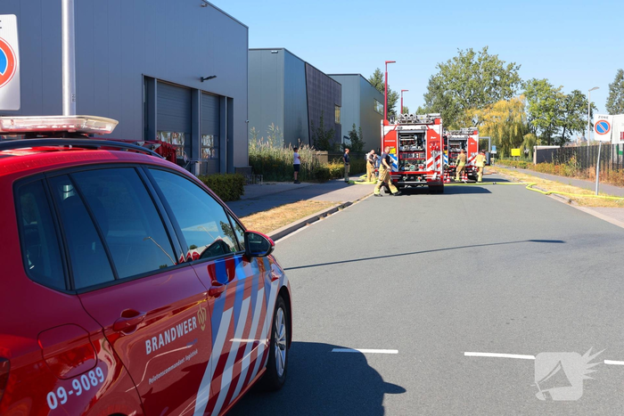 Groot stuk gras in brand naast transportbedrijf