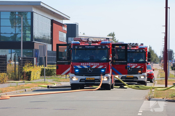 Groot stuk gras in brand naast transportbedrijf