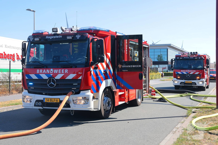 Groot stuk gras in brand naast transportbedrijf