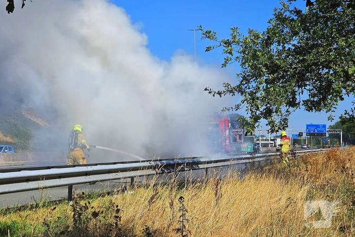 Auto brandt volledig uit op snelweg, caravan optijd losgekoppeld