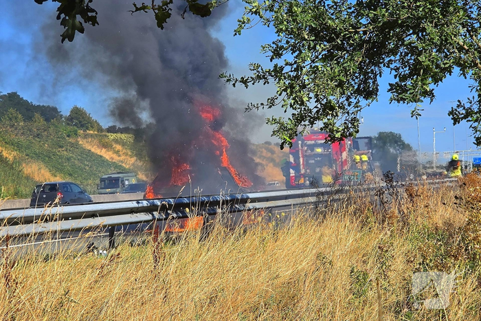 Auto brandt volledig uit op snelweg, caravan optijd losgekoppeld
