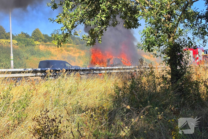 Auto brandt volledig uit op snelweg, caravan optijd losgekoppeld