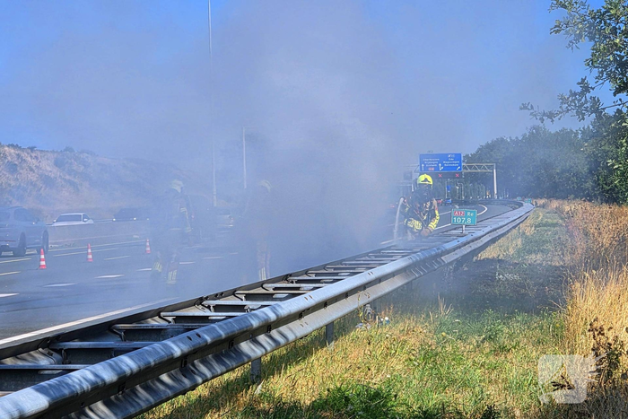 Auto brandt volledig uit op snelweg, caravan optijd losgekoppeld