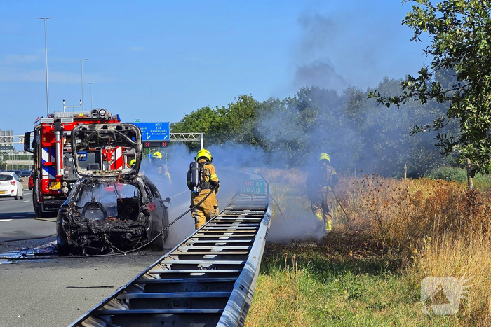 Auto brandt volledig uit op snelweg, caravan optijd losgekoppeld