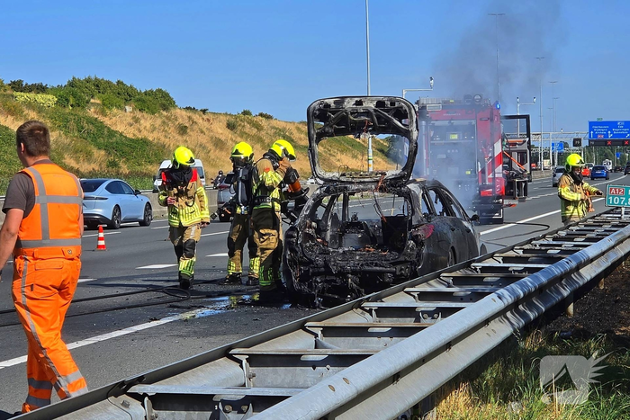 Auto brandt volledig uit op snelweg, caravan optijd losgekoppeld
