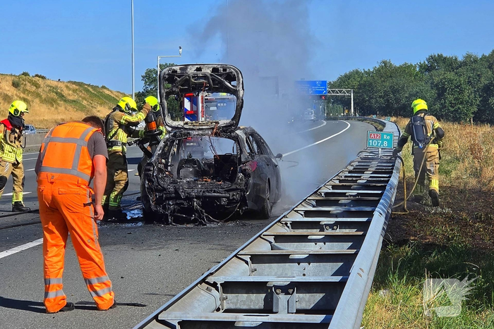 Auto brandt volledig uit op snelweg, caravan optijd losgekoppeld