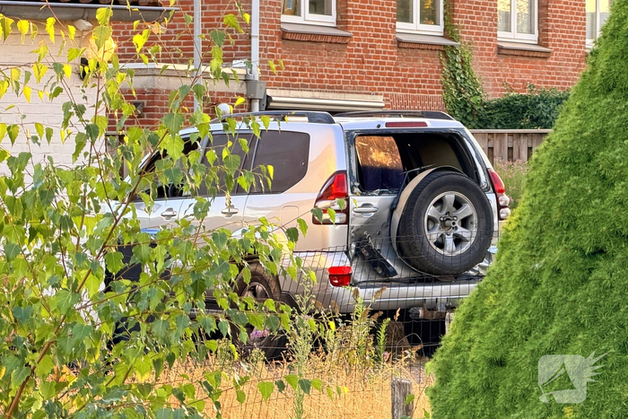 Agent gewond en politieauto zwaar beschadigd tijdens achtervolging