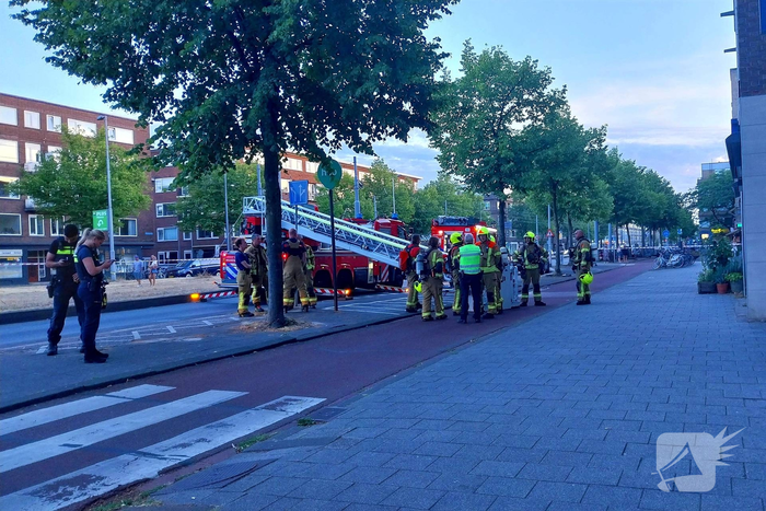 Brand in stoel ontdekt na melding van rook en vuurverschijnselen in portiekflat