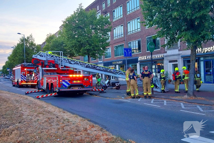 Brand in stoel ontdekt na melding van rook en vuurverschijnselen in portiekflat