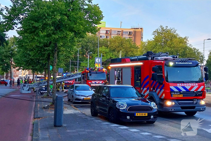Brand in stoel ontdekt na melding van rook en vuurverschijnselen in portiekflat