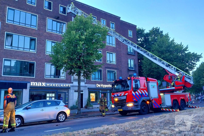 Brand in stoel ontdekt na melding van rook en vuurverschijnselen in portiekflat