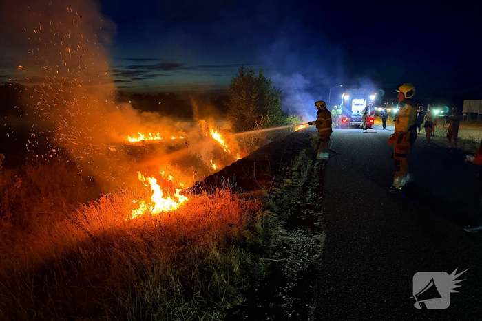 Brand in berm langs snelweg