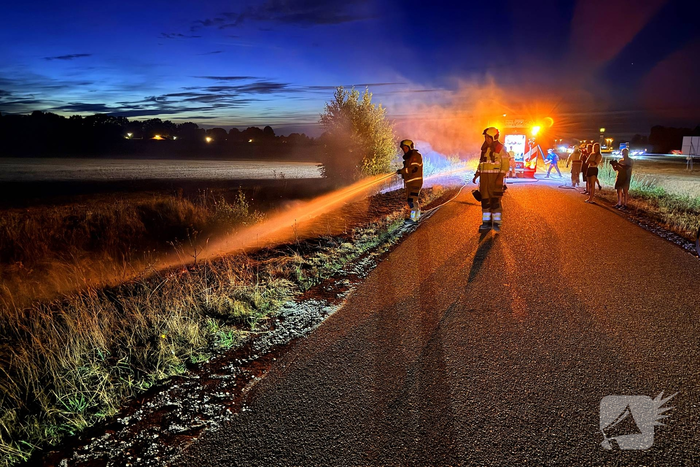 Brand in berm langs snelweg