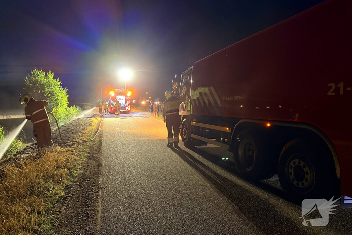 Brand in berm langs snelweg