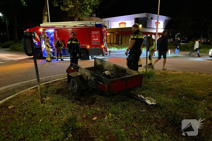 Brandweer bestrijdt vlammen in aanhanger