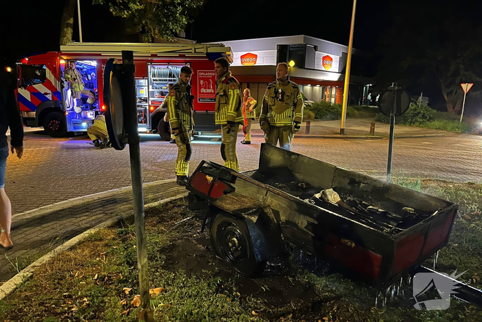 Brandweer bestrijdt vlammen in aanhanger