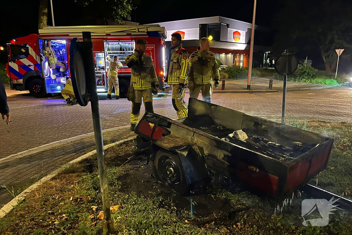 Brandweer bestrijdt vlammen in aanhanger
