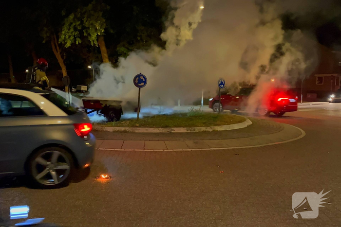 Brandweer bestrijdt vlammen in aanhanger