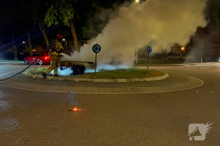 Brandweer bestrijdt vlammen in aanhanger