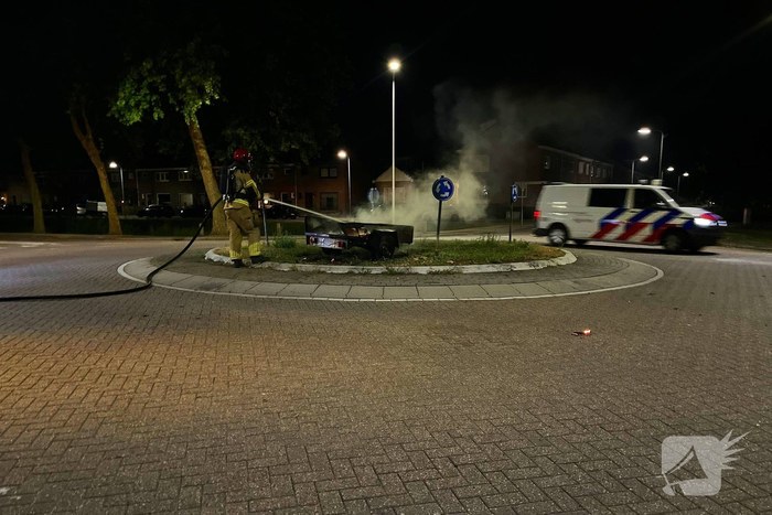 Brandweer bestrijdt vlammen in aanhanger