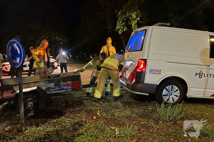 Brandweer bestrijdt vlammen in aanhanger