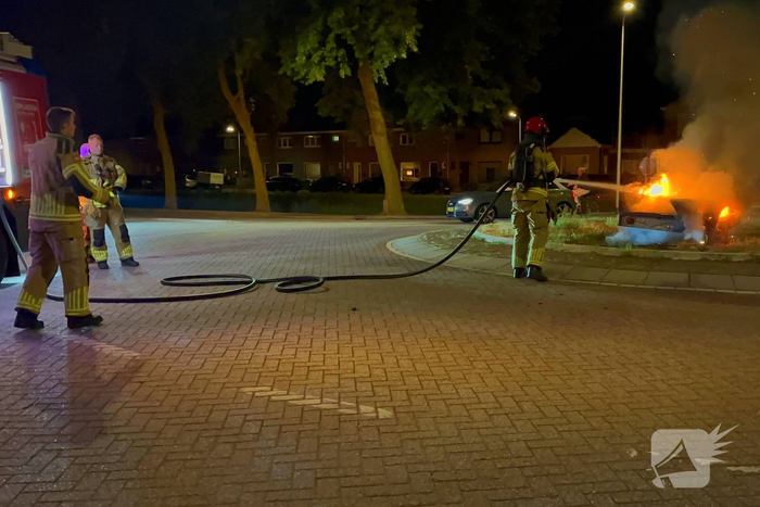 Brandweer bestrijdt vlammen in aanhanger