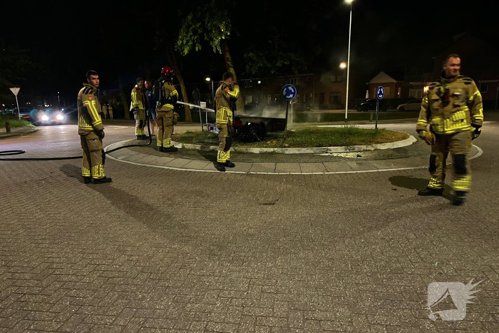 Brandweer bestrijdt vlammen in aanhanger