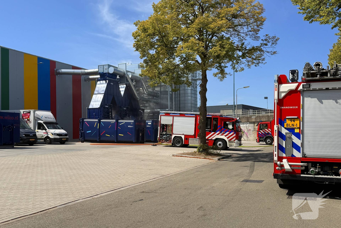 Containerbrand leidt tot grote brandweer inzet
