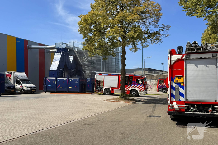 Containerbrand leidt tot grote brandweer inzet