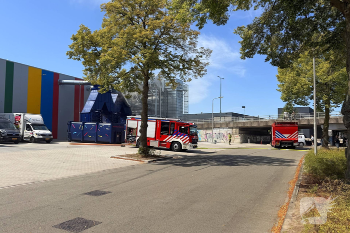 Containerbrand leidt tot grote brandweer inzet