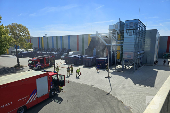 Containerbrand leidt tot grote brandweer inzet